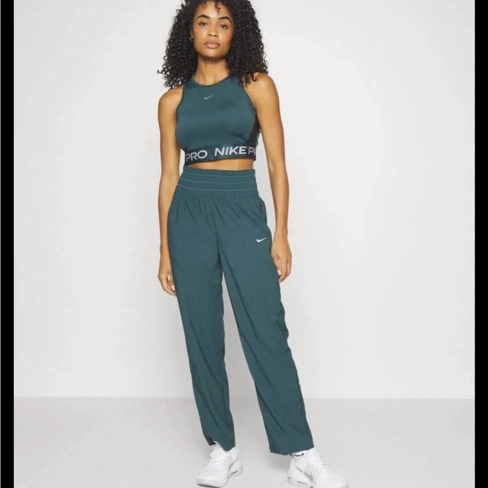 Nike Women's straight leg high waisted pants pockets gray